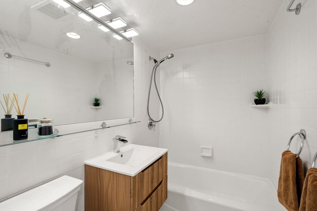 45 Longwood Avenue, Unit PHA Brookline, MA 02446 - Photo 17 of 27