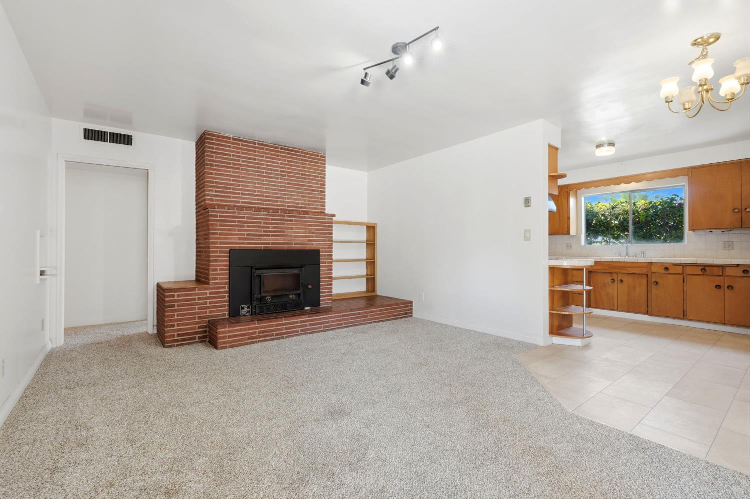 293 West Ponderosa Avenue Reedley, CA 93654 - Photo 4 of 43