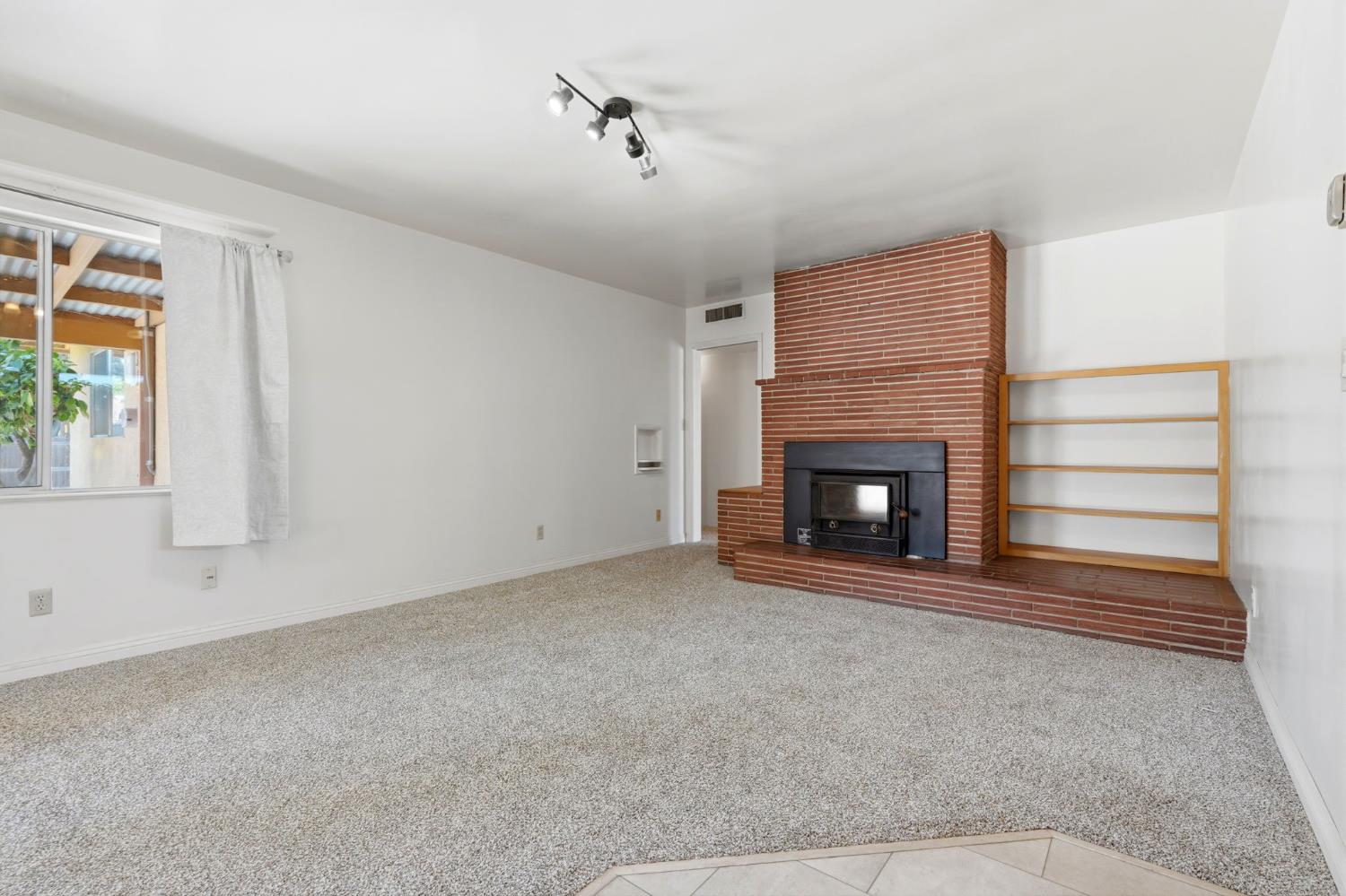 293 West Ponderosa Avenue Reedley, CA 93654 - Photo 5 of 43