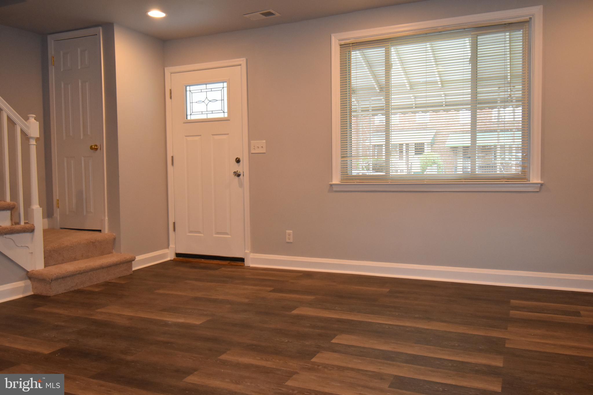 817 Kevin Road Baltimore, MD 21229 - Photo 10 of 29 Living Room