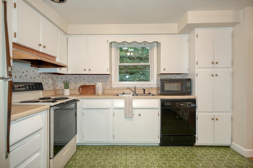 94 Cushing Road Malden, MA 02148 - Photo 8 of 28 Gallery Image 8