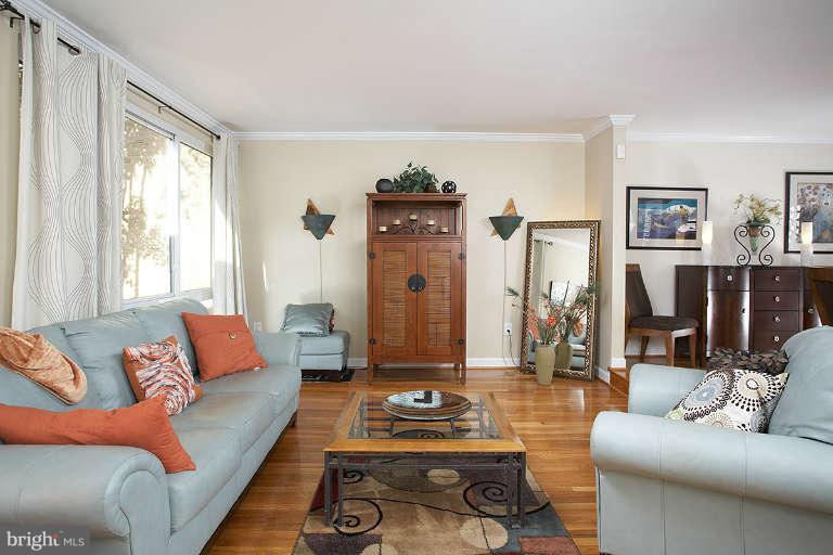 11220 Lagoon Lane Reston, VA 20191 - Photo 3 of 30 Living Room