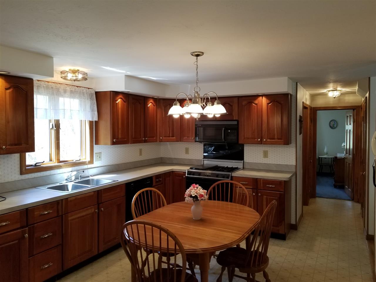 95 Shannon Road Salem, NH 03079 - Photo 3 of 40