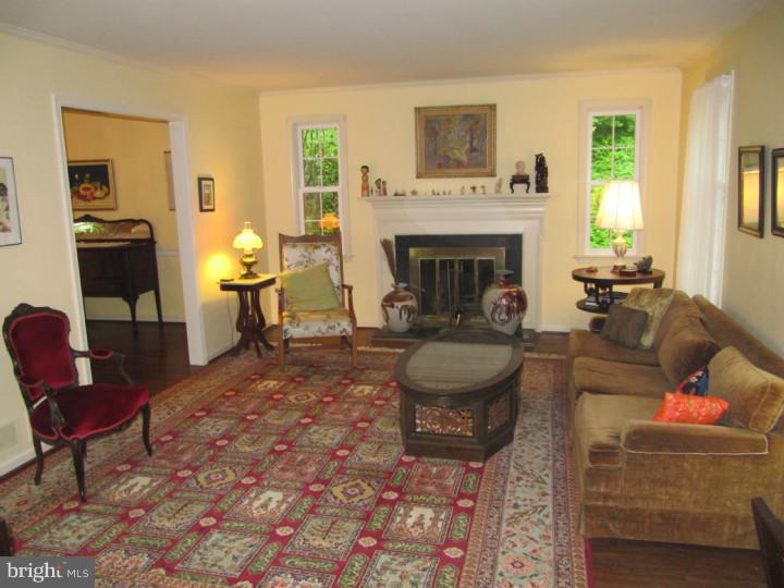 284 South Roberts Road Bryn Mawr, PA 19010 - Photo 5 of 25 Living Room