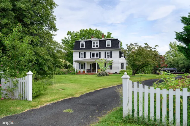 a view of a house with backyard and porch