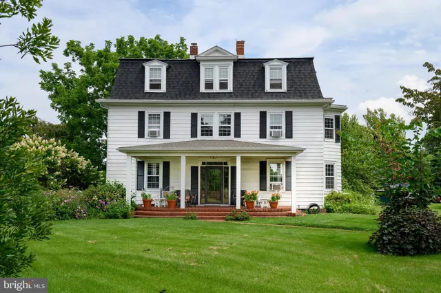a view of a yard in front of a house