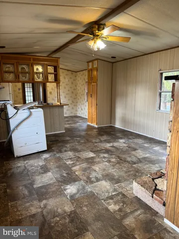 a view of livingroom with furniture