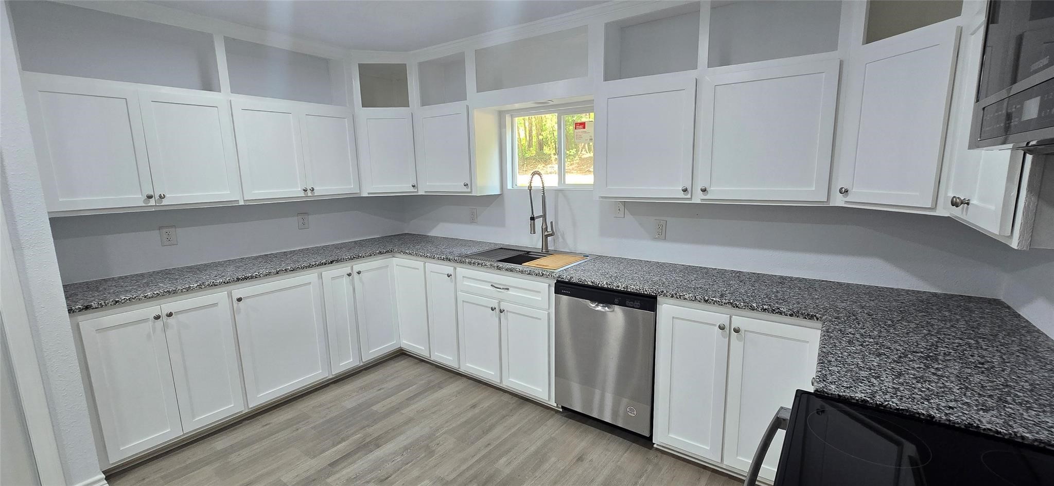 110 Hidden Circle Coldspring, TX 77331 - Photo 4 of 24 lKitchen with granite countertops