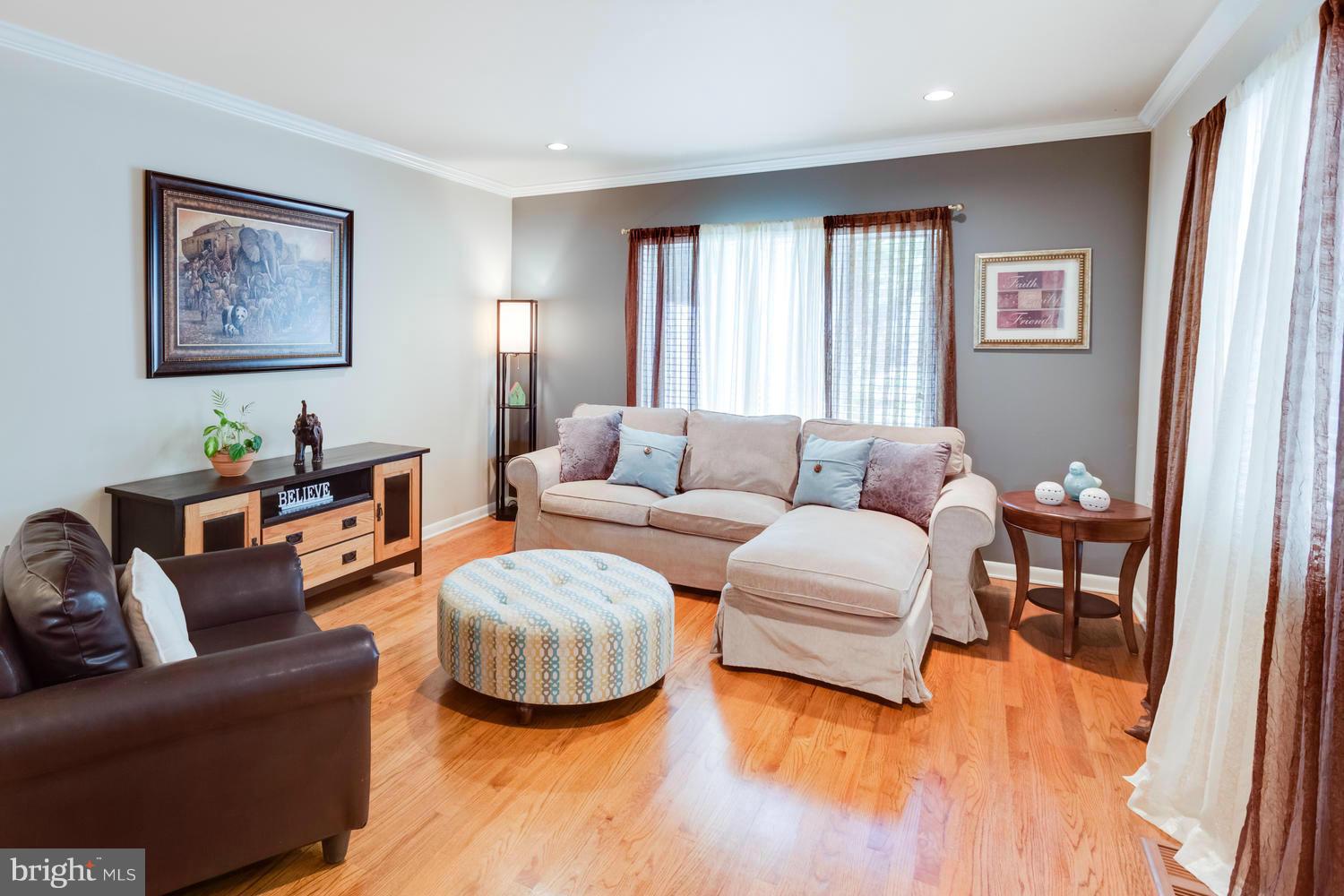 1547 Inlet Court Reston, VA 20190 - Photo 5 of 30 a living room with furniture and wooden floor