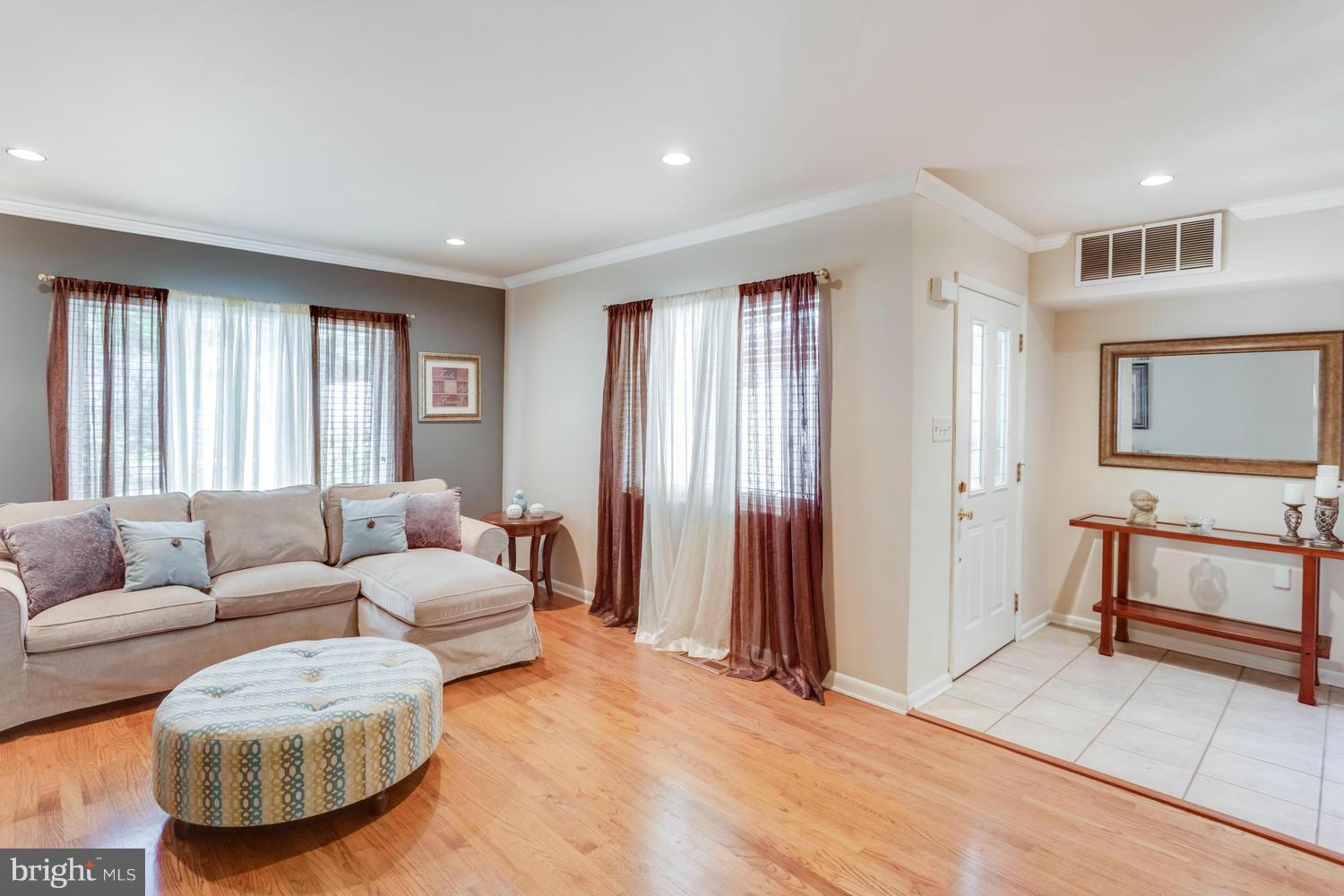 1547 Inlet Court Reston, VA 20190 - Photo 6 of 30 a living room with furniture and a window