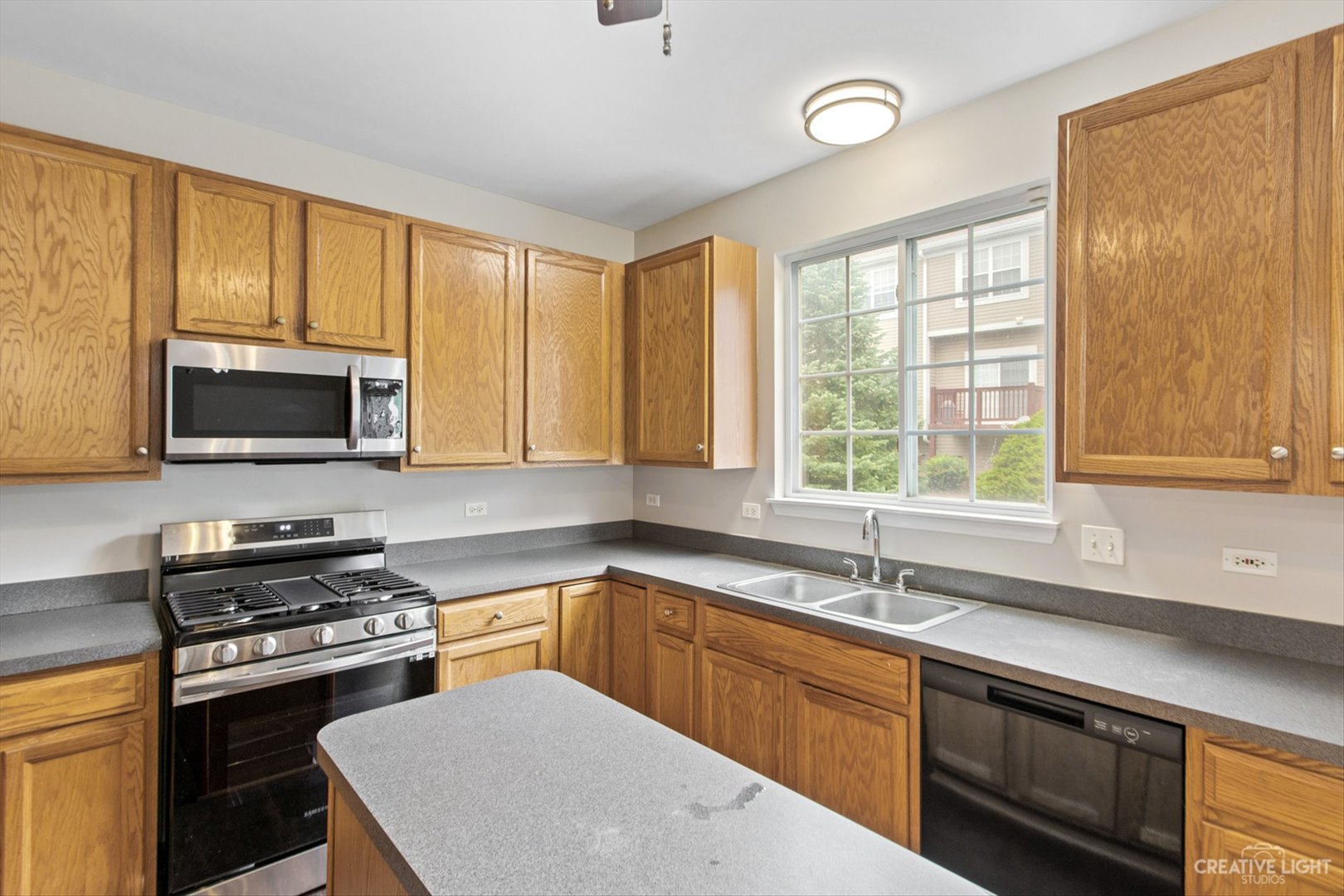 511 Declaration Lane Aurora, IL 60502 - Photo 7 of 17 a kitchen with a sink a stove and cabinets