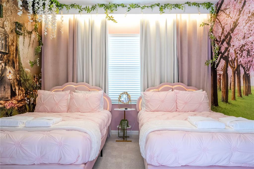 10018 Voyager Way Orlando, FL 32821 - Photo 68 of 100 a bedroom with two beds and a large mirror