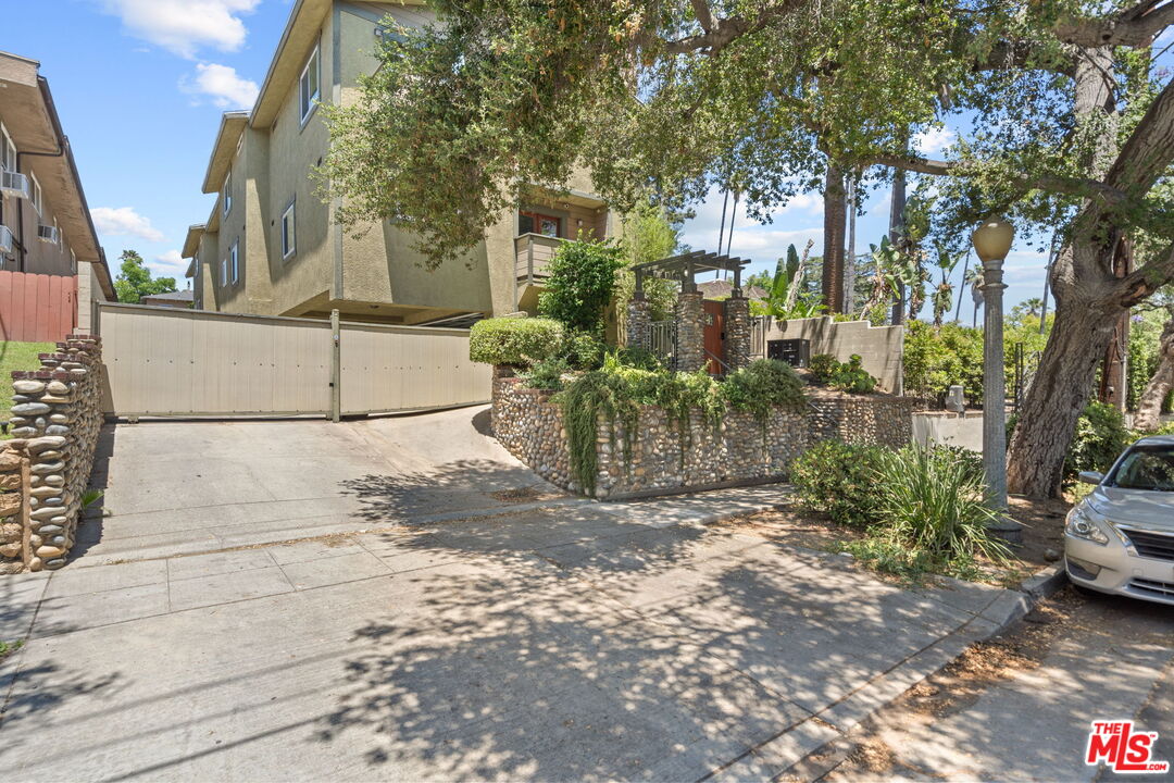 409 Adena Street, Unit 1 Pasadena, CA 91104 - Photo 26 of 26 a view of yard