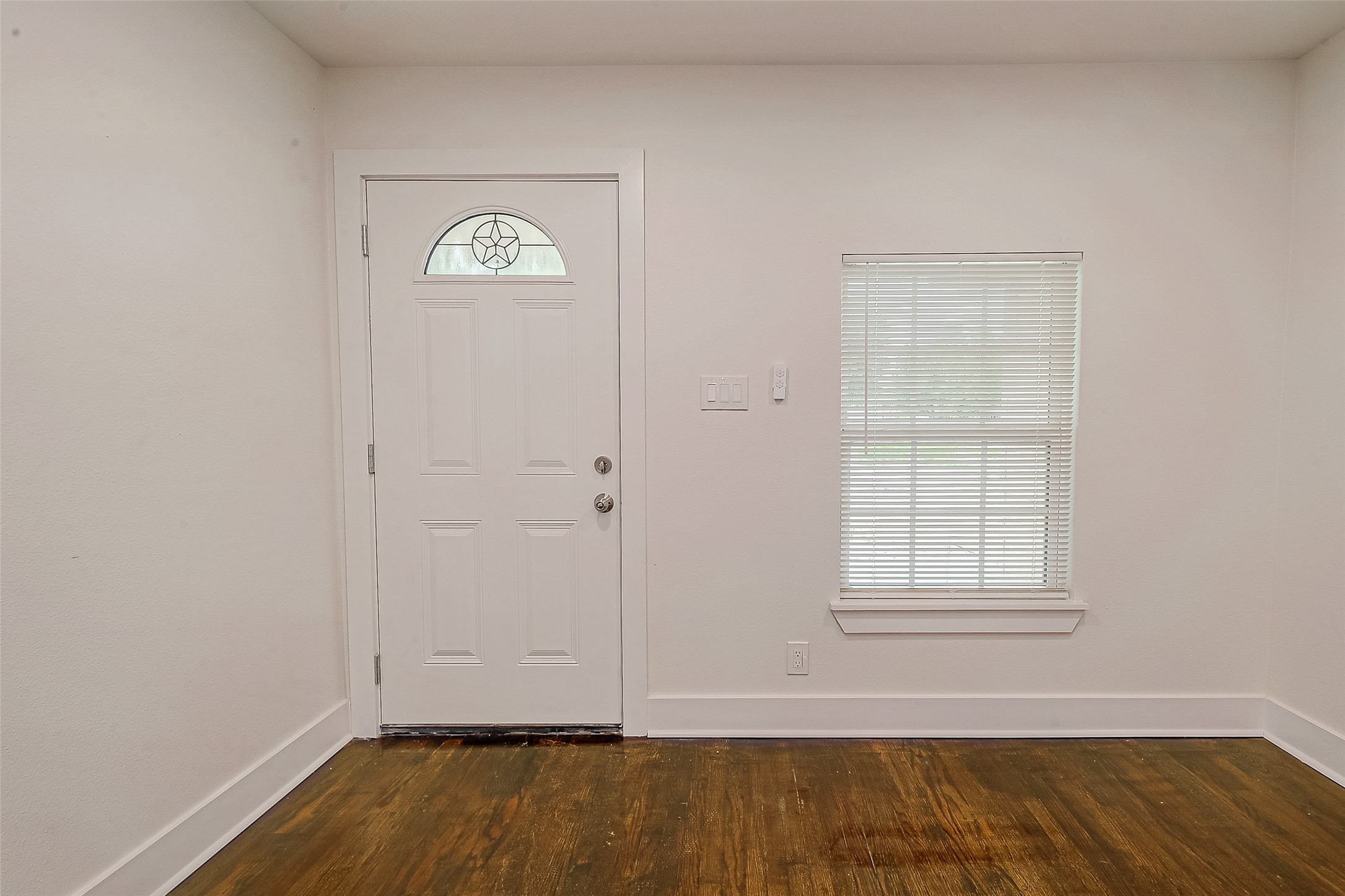 5703 Belmark Street Houston, TX 77033 - Photo 30 of 43 an empty room with a window