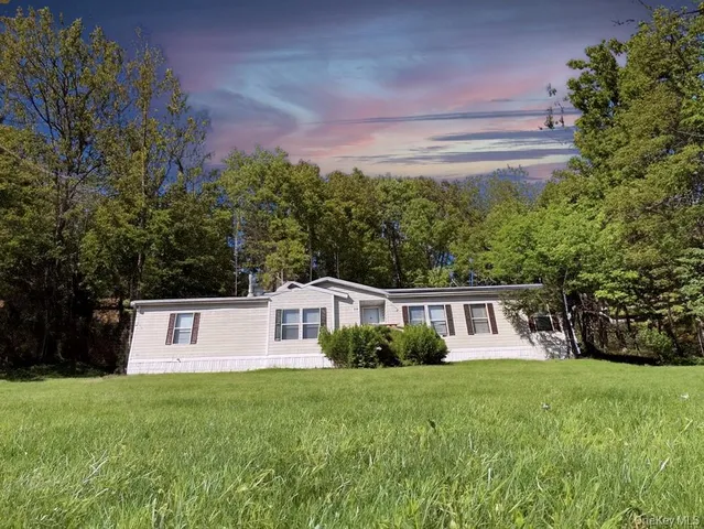 a view of a house with backyard and garden