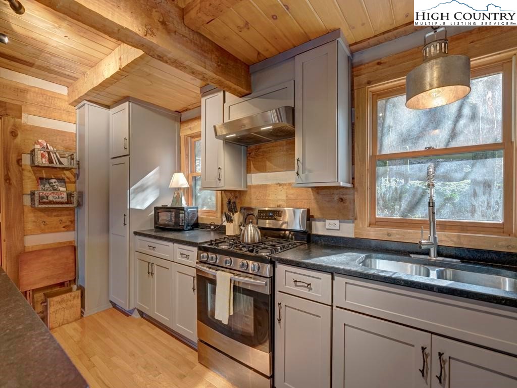 583 Silverleaf Road Zionville, NC 28698 - Photo 11 of 37 Gallery Image 11