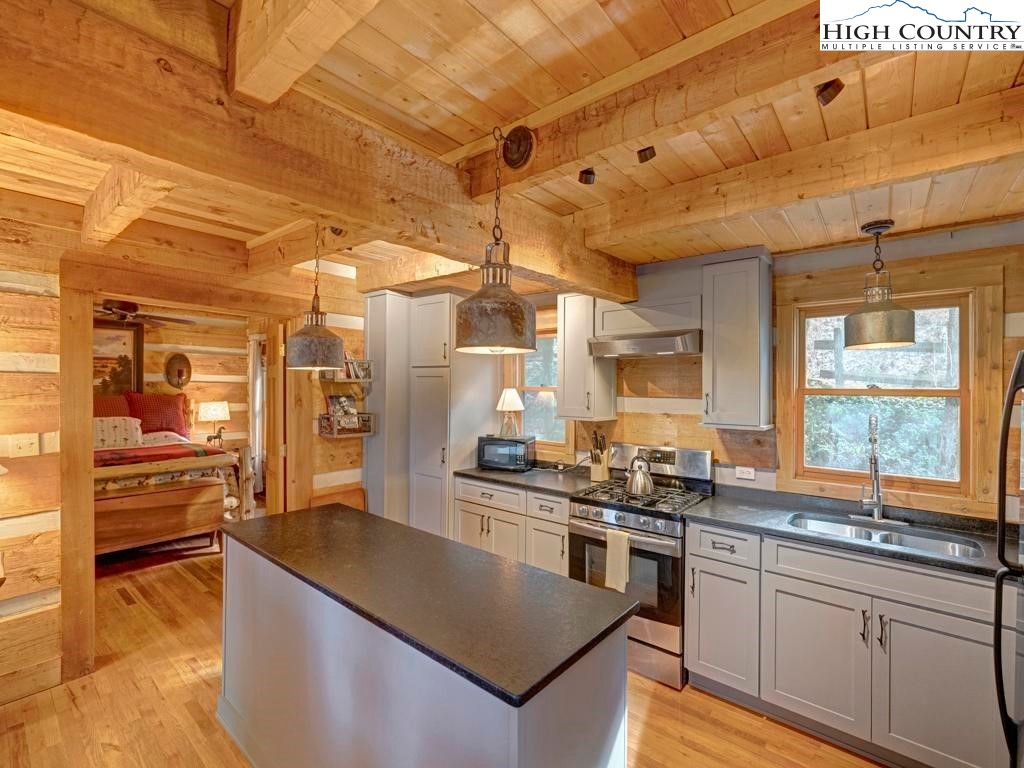583 Silverleaf Road Zionville, NC 28698 - Photo 12 of 37 Gallery Image 12
