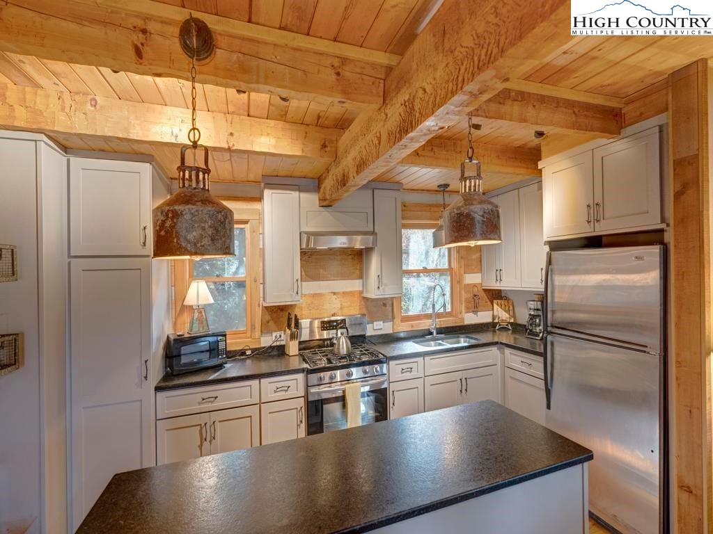 583 Silverleaf Road Zionville, NC 28698 - Photo 9 of 37 Gallery Image 9