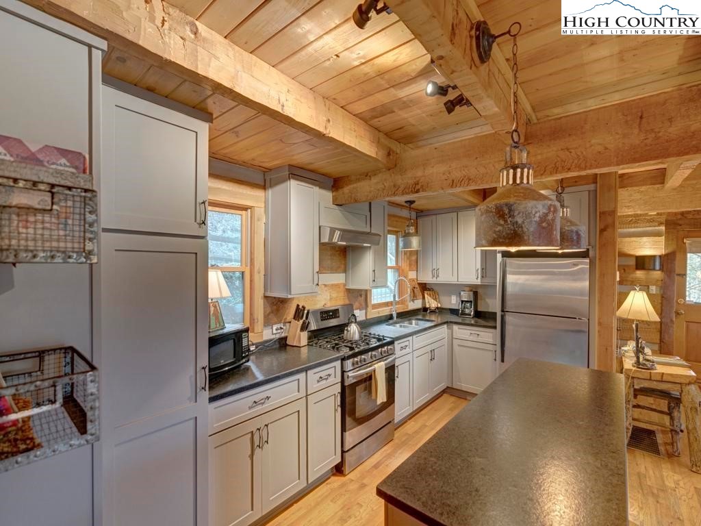 583 Silverleaf Road Zionville, NC 28698 - Photo 10 of 37 Gallery Image 10