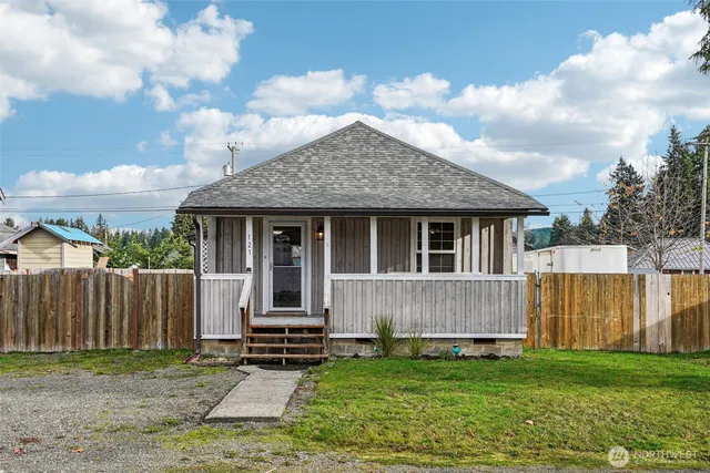 a view of a house with a yard