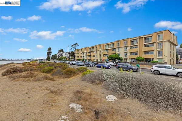 $625,000 | 933 Shore Line Drive, Unit 203, Alameda, CA 94501