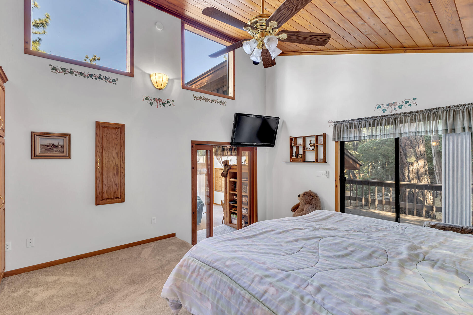 53071 Middleridge Drive Idyllwild, CA 92549 - Photo 24 of 50 a bed room with a bed and a large mirror