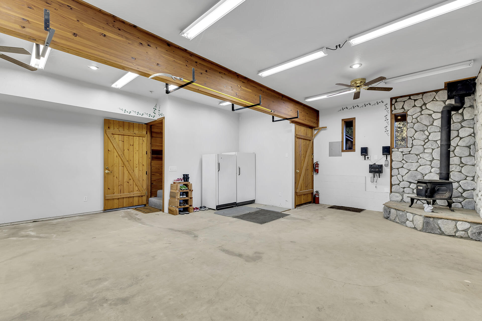 53071 Middleridge Drive Idyllwild, CA 92549 - Photo 40 of 50 a view of an empty room with a fireplace