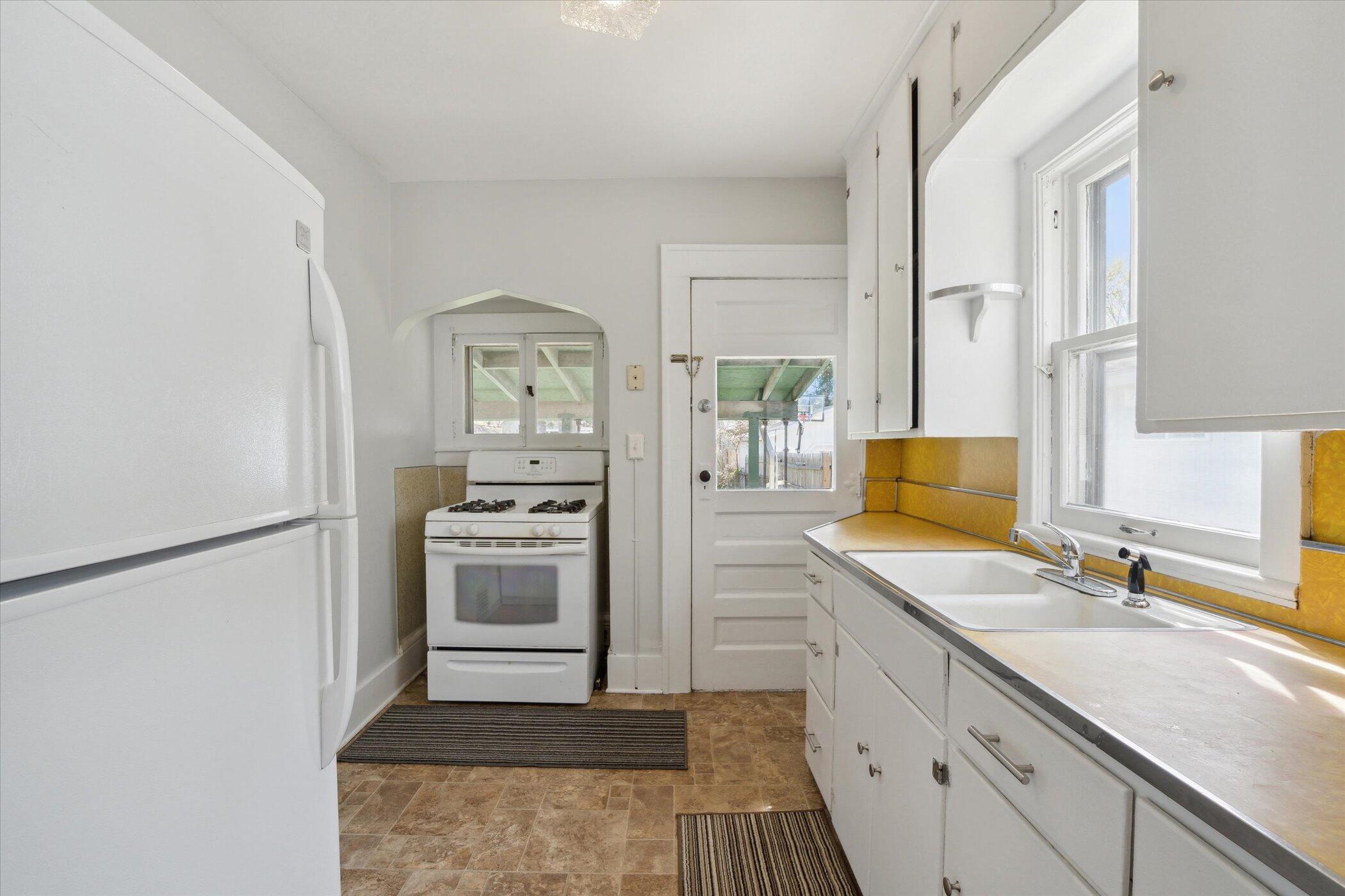 619 North State Street Jackson, MI 49202 - Photo 21 of 49 21-619-N-State-St-Jackson-MI-49202-Windo