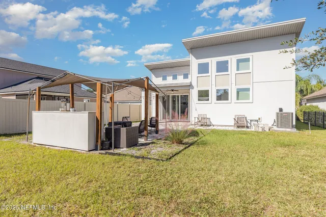 a view of a house with backyard
