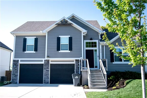 $425,000 | 3919 Southeast Valley Forge Drive, Blue Springs, MO 64014