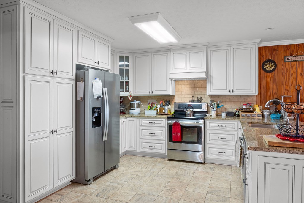 4300 Green Road Ellaville, GA 31806 - Photo 7 of 41 a kitchen with stainless steel appliances granite countertop a refrigerator sink and stove