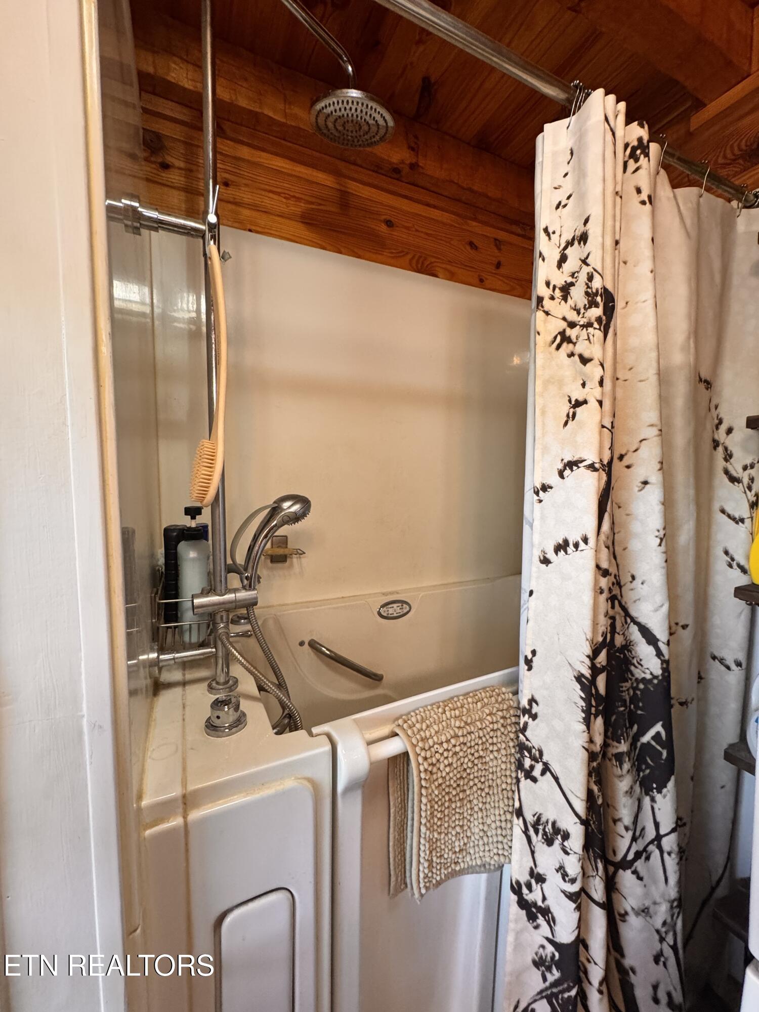 132 Sugar Maple Way Del Rio, TN 37727 - Photo 34 of 58 Owner's Bathroom