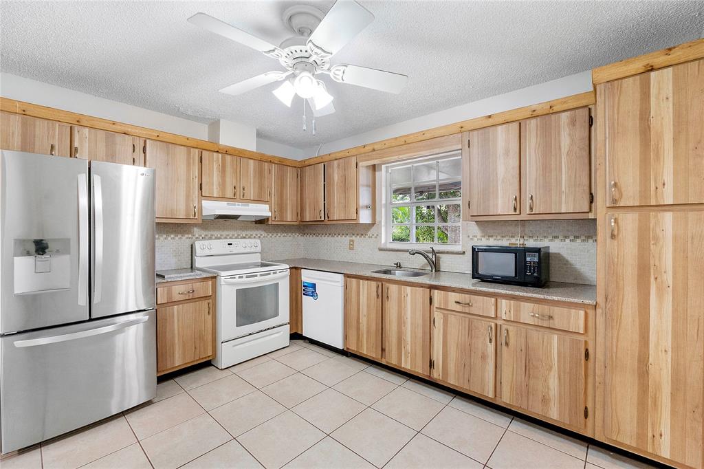 10120 Northwest 71st Street Tamarac, FL 33321 - Photo 10 of 26 Eat in Kitchen with Granite Counter-tops