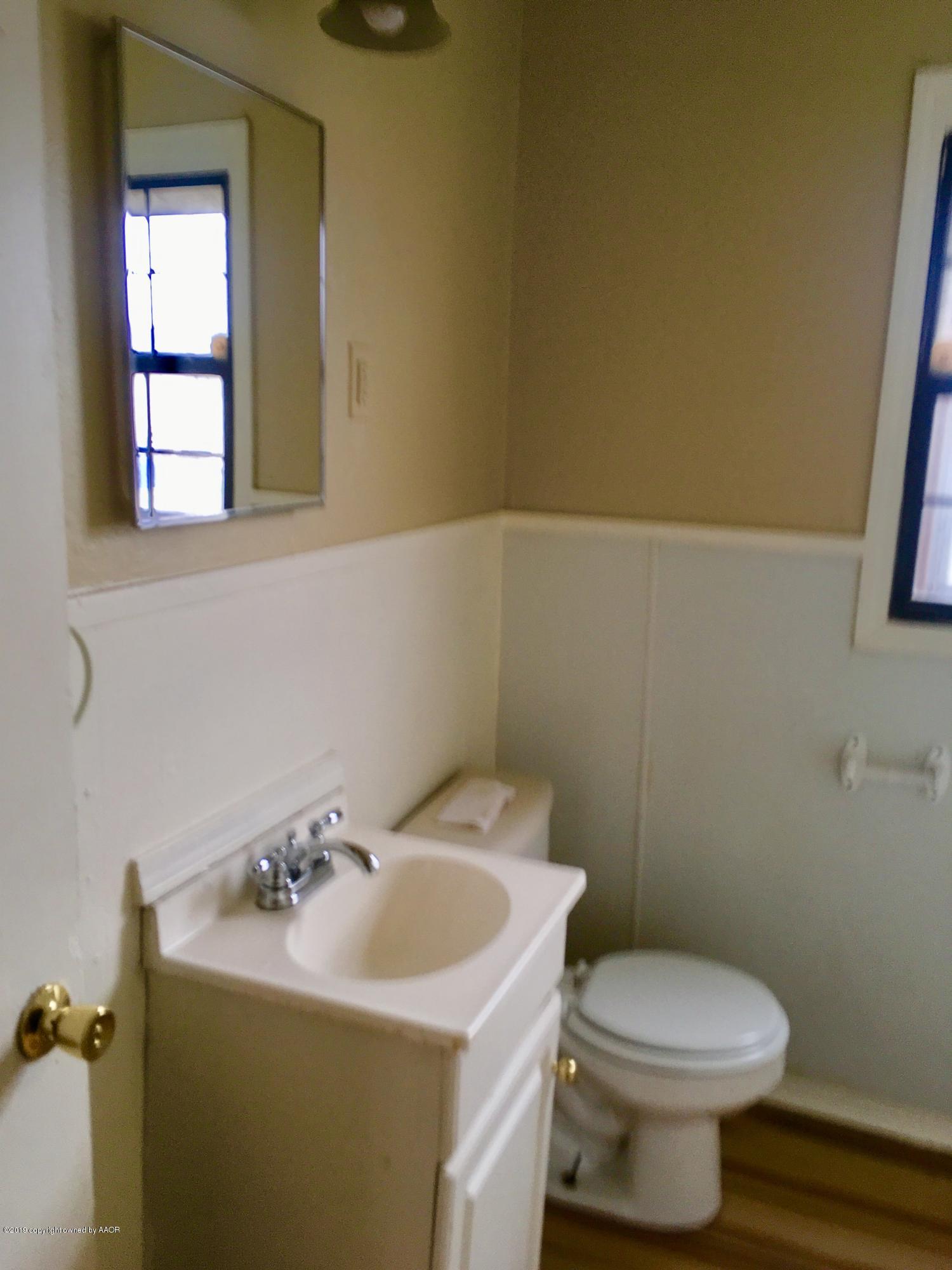 907 North Spring Street Amarillo, TX 79107 - Photo 7 of 9 Bathroom
