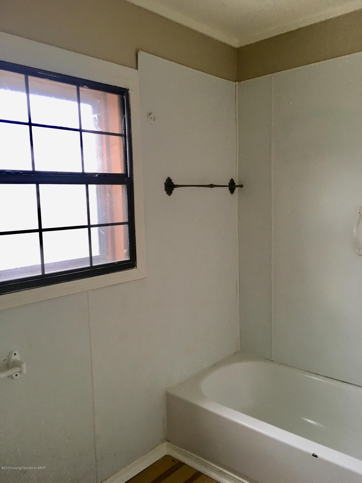907 North Spring Street Amarillo, TX 79107 - Photo 8 of 9 Bathroom view 2