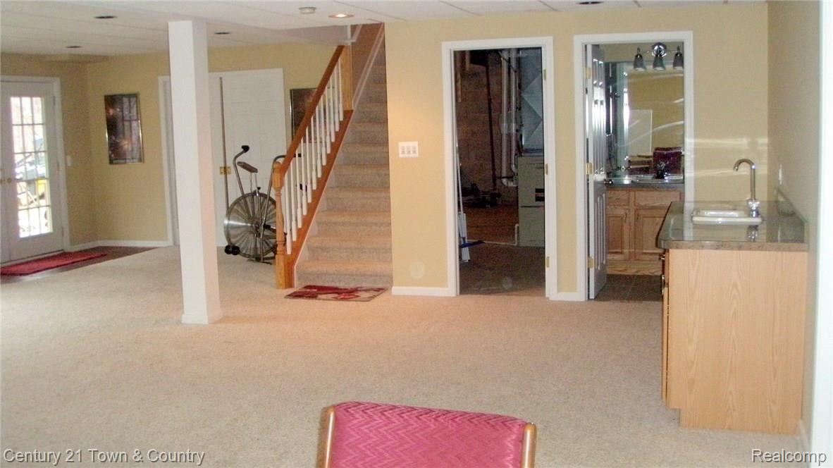 2181 Clinton View Circle Rochester, MI 48309 - Photo 23 of 34 P1010042-001.JPG