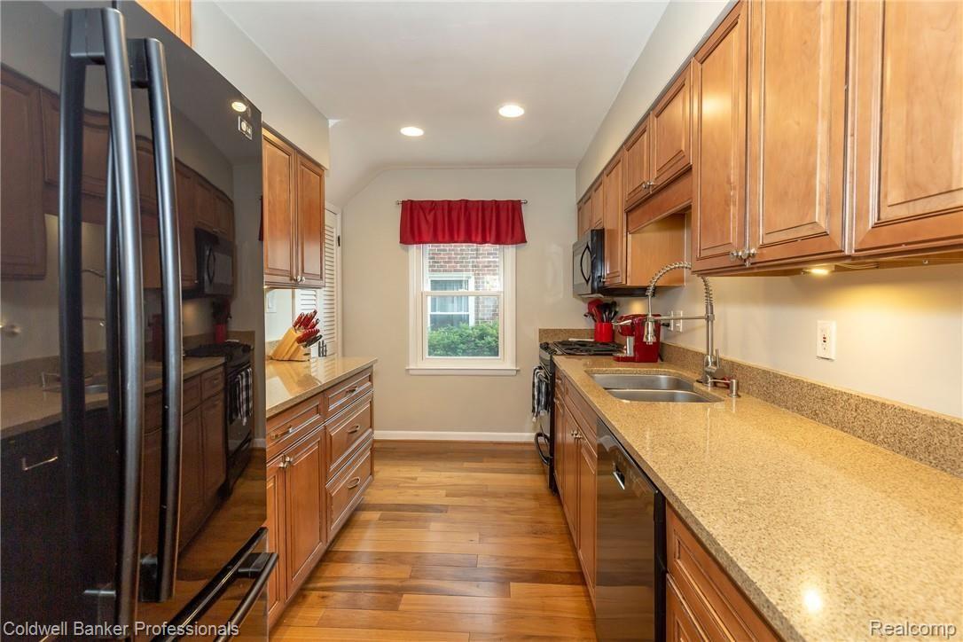 1339 Hampton Road Grosse Pointe, MI 48236 - Photo 12 of 32 592A1800-2.jpg