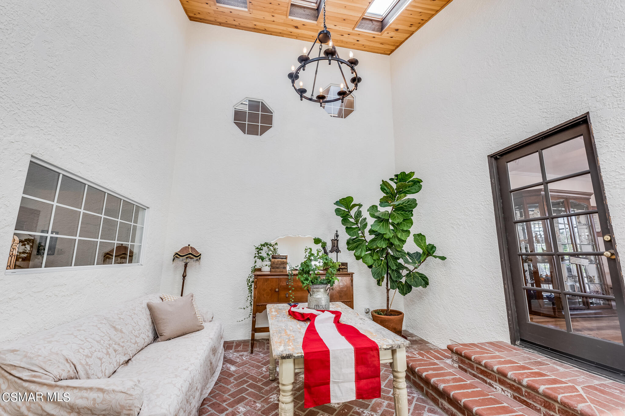 5765 Oak Knolls Road Simi Valley, CA 93063 - Photo 20 of 71 a living room with furniture and a potted plant