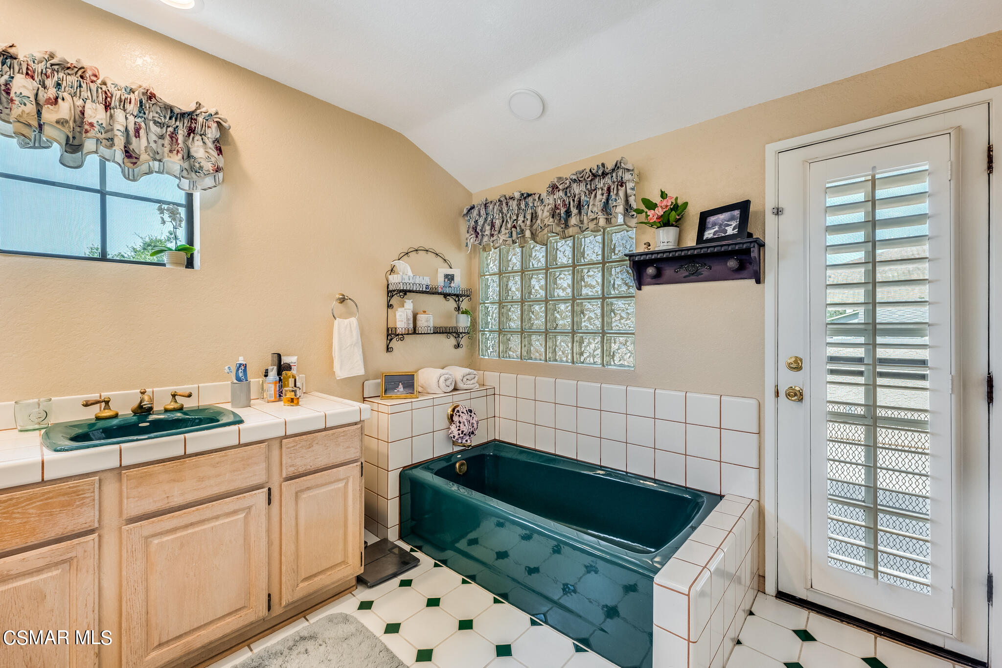 5765 Oak Knolls Road Simi Valley, CA 93063 - Photo 43 of 71 a bathroom with a sink toilet and shower