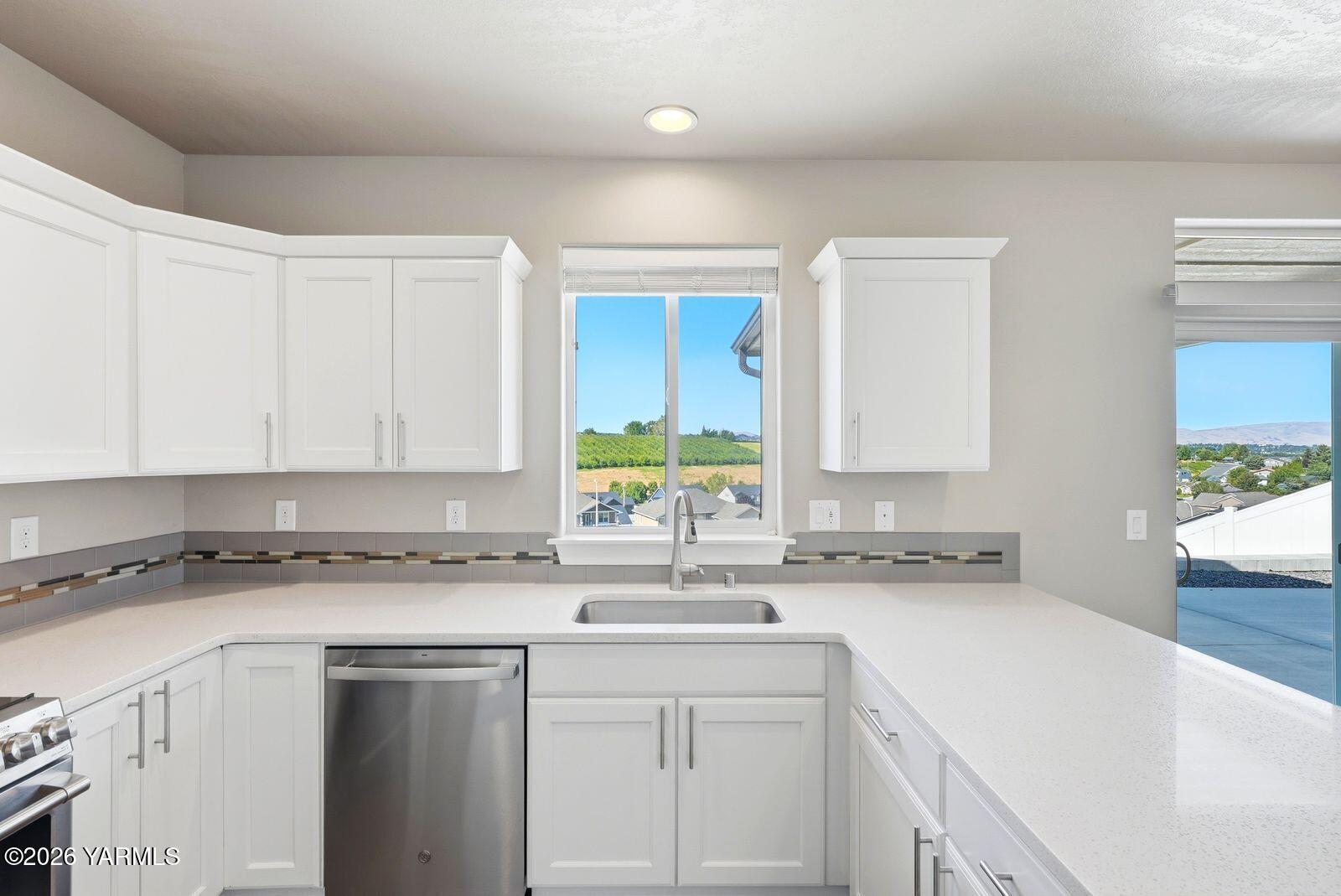 7901 West Whatcom Avenue Yakima, WA 98903 - Photo 13 of 33 Kitchen