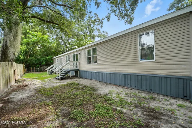 a view of a house with a backyard