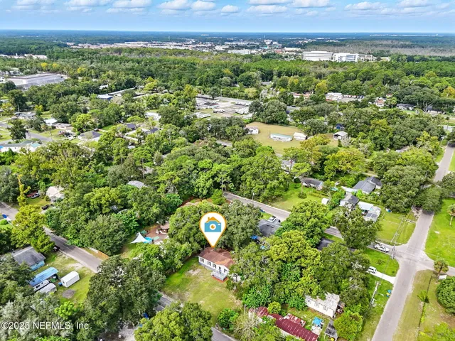 a view of a large yard with lots of green space