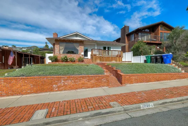a front view of house with yard