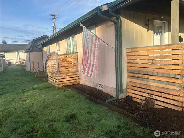a view of a back yard of the house