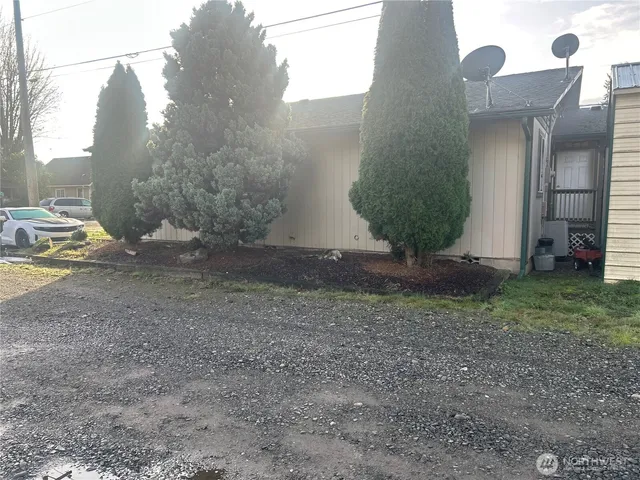 a view of a backyard