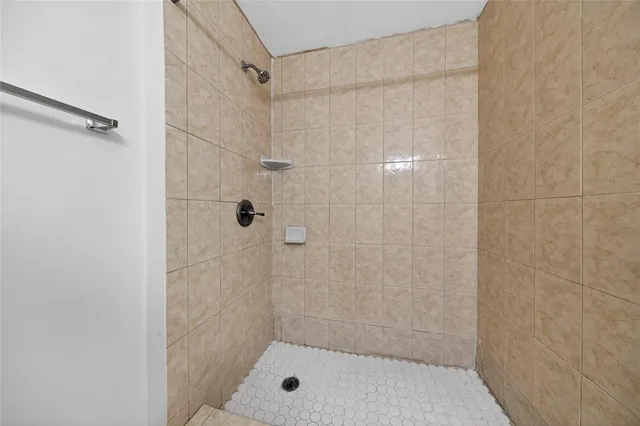 $1,950 | 641 Cypress Lake Boulevard, Unit E18, Pompano Beach, FL 33064