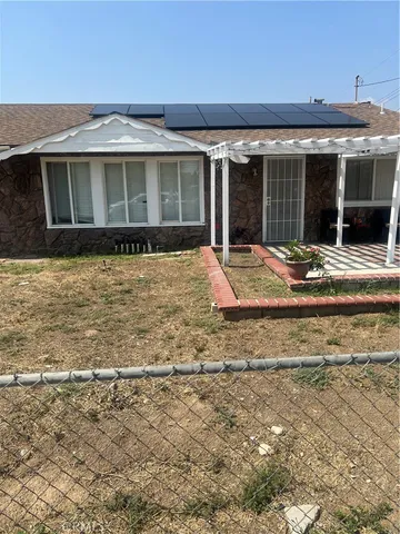 a view of an house with backyard