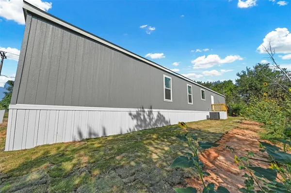 a view of back yard of the house