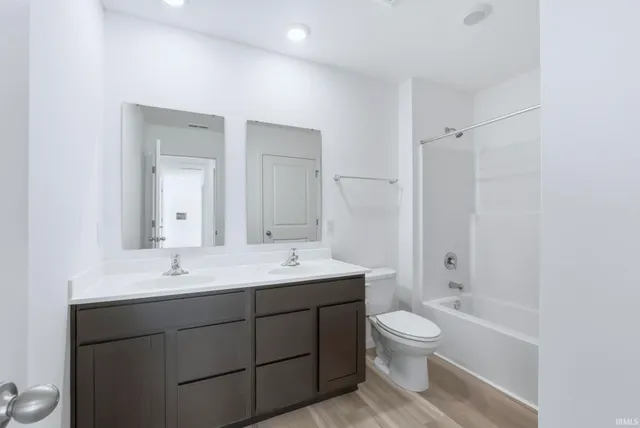 $299,900 | 5008 Beechmont Lane, New Haven, IN 46774