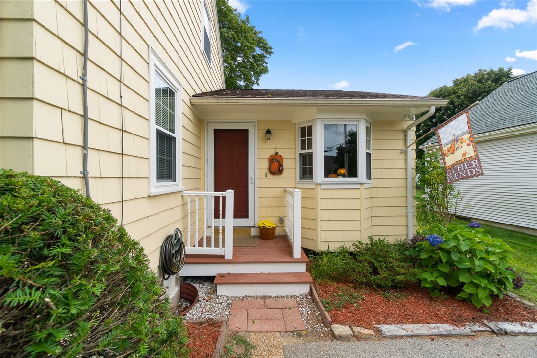 34 Invernia Road Cranston, RI 02920 - Photo 3 of 34 Gallery Image 3